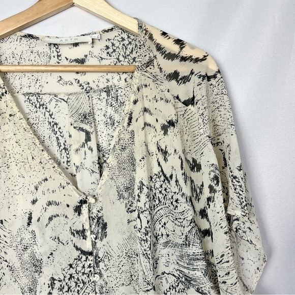 ASTR The Label Ivory & Black Printed Short Sleeve Blouse S - Picture 3 of 4